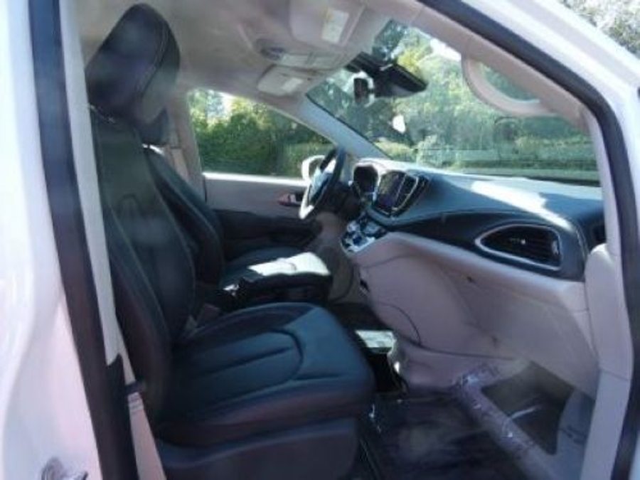 White Chrysler Pacifica image number 1
