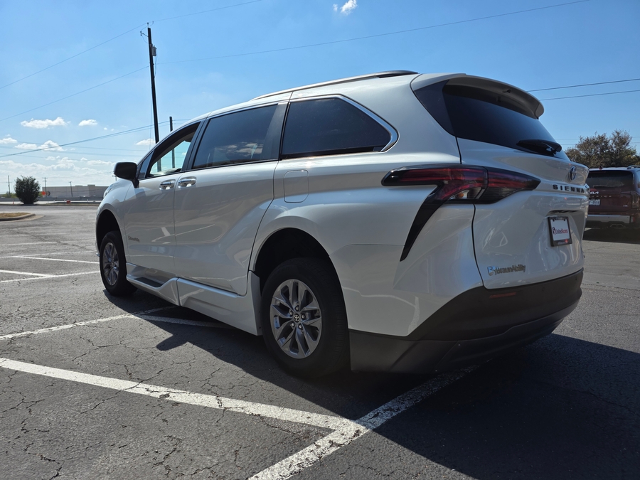 Used 2022 Toyota Sienna Hybrid XLE Base - BraunAbility Side Entry Entry In Floor Automatic Ramp