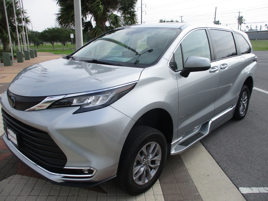 Used 2022 Toyota Sienna XLE - BraunAbility Side Entry Entry Fold Out Automatic Ramp
