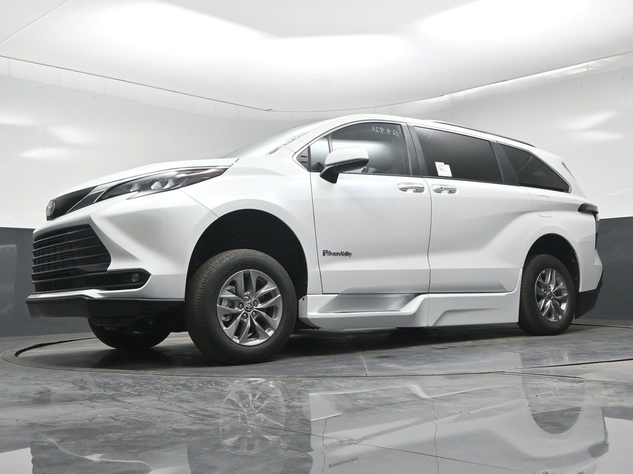 New 2026 Toyota Sienna Hybrid XLE Add - BraunAbility Side Entry In Floor Automatic Ramp