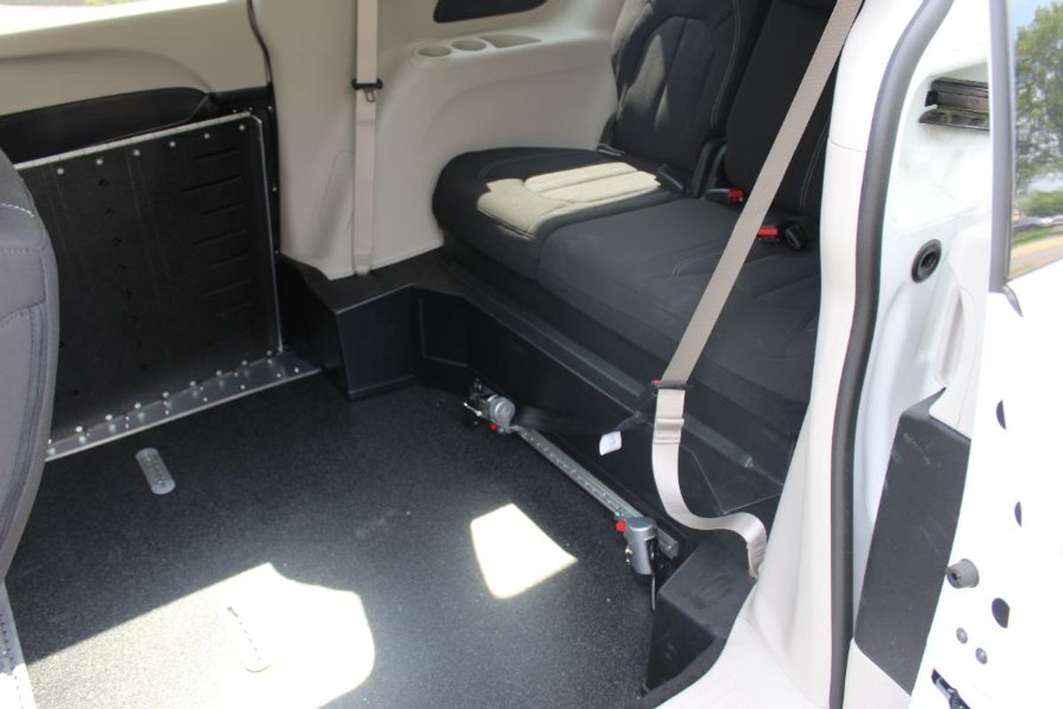 White Chrysler Voyager image number 14