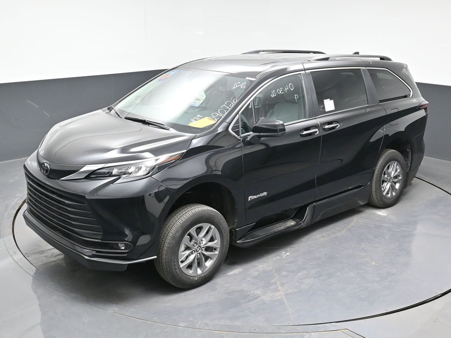New 2026 Toyota Sienna Hybrid XLE Add - BraunAbility Side Entry Fold Out Automatic Ramp