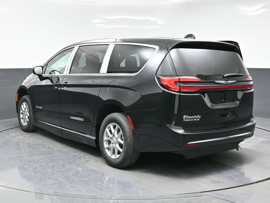 Black Chrysler Pacifica image number 2