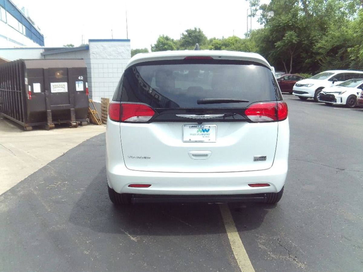 White Chrysler Voyager image number 13