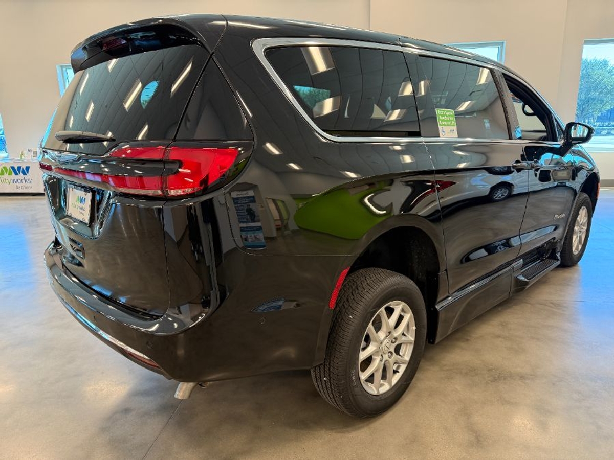 Black Chrysler Pacifica image number 2