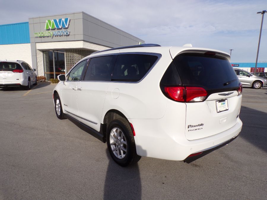 White Chrysler Pacifica image number 13