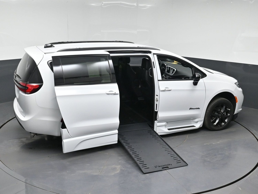 White Chrysler Pacifica image number 21