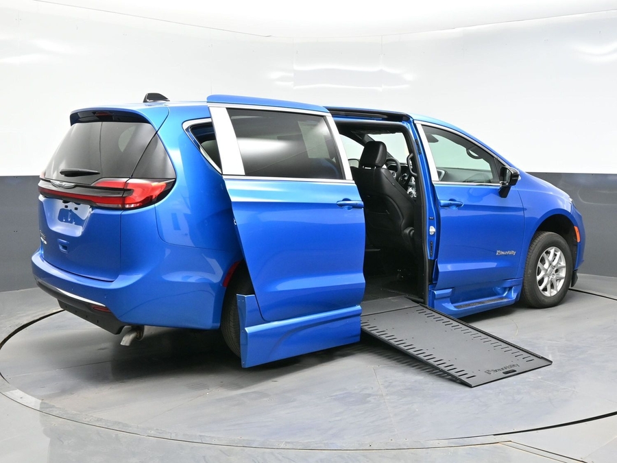 Blue Chrysler Pacifica image number 6