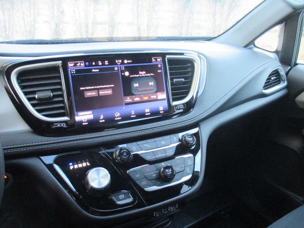 Grey Chrysler Pacifica image number 11