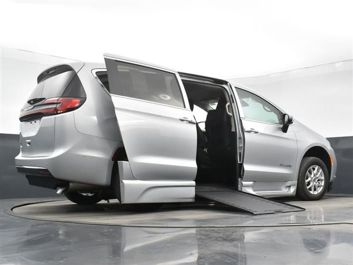 Silver Chrysler Pacifica image number 19