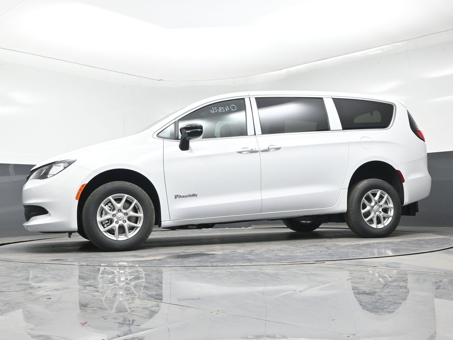 White Chrysler Voyager image number 20