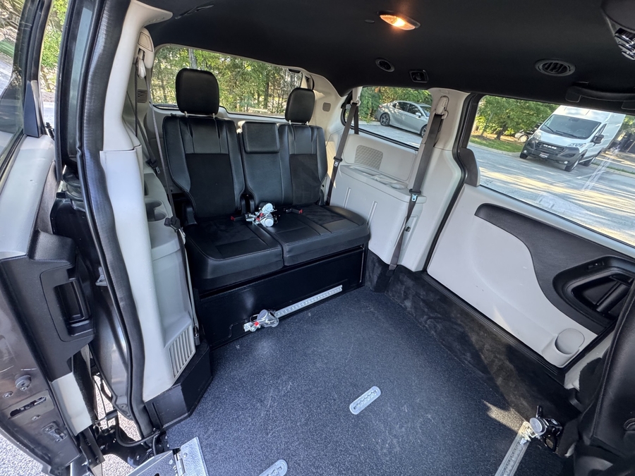 Grey Dodge Grand Caravan image number 6