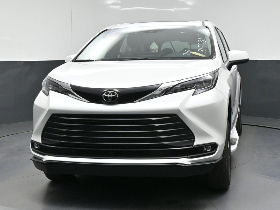 White Toyota Sienna image number 16