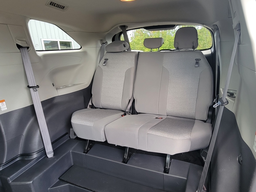 Grey Toyota Sienna image number 13