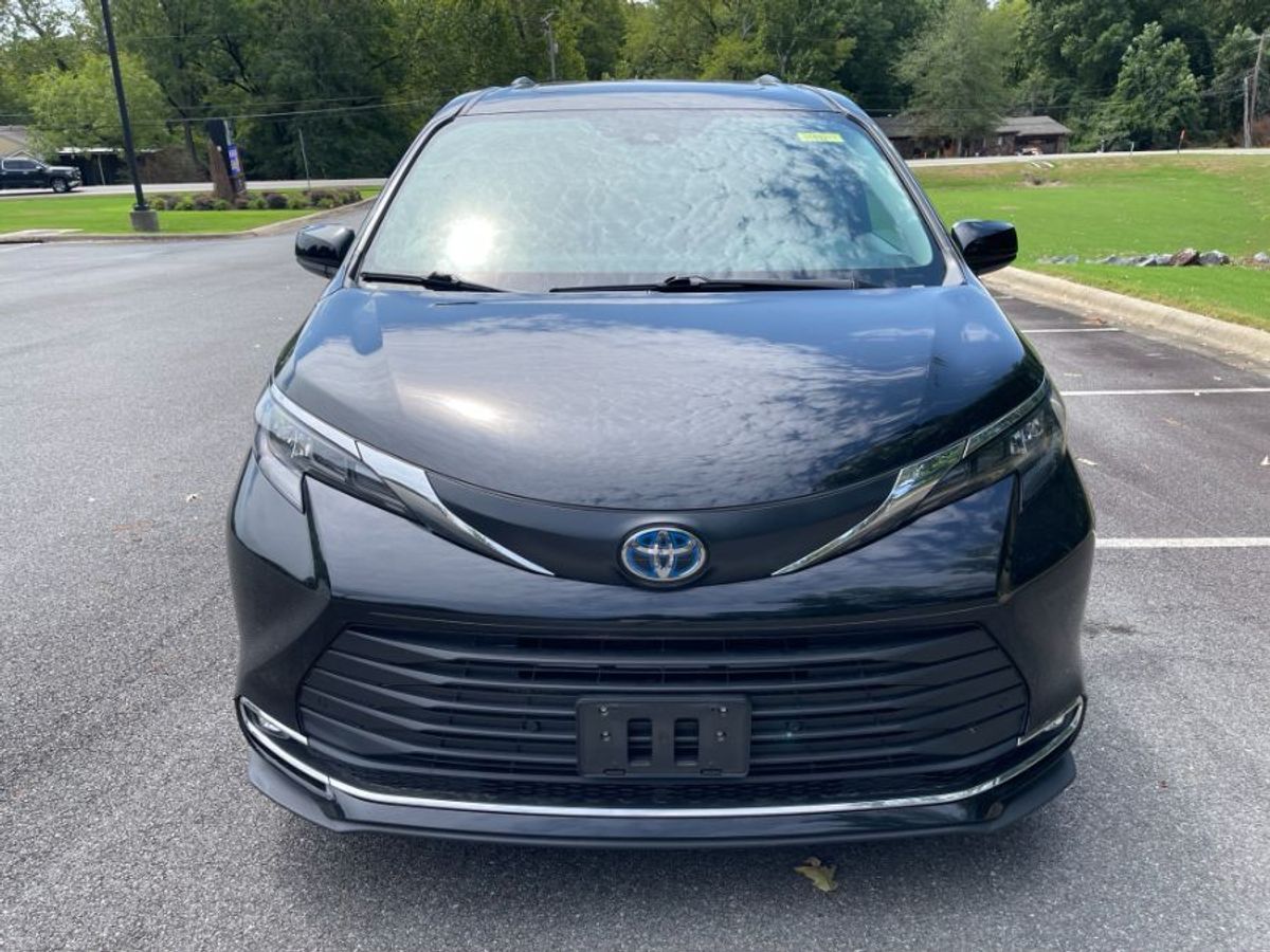 Black Toyota Sienna image number 3