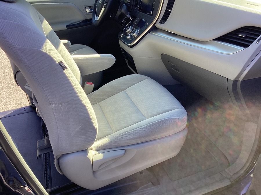  Toyota Sienna image number 17