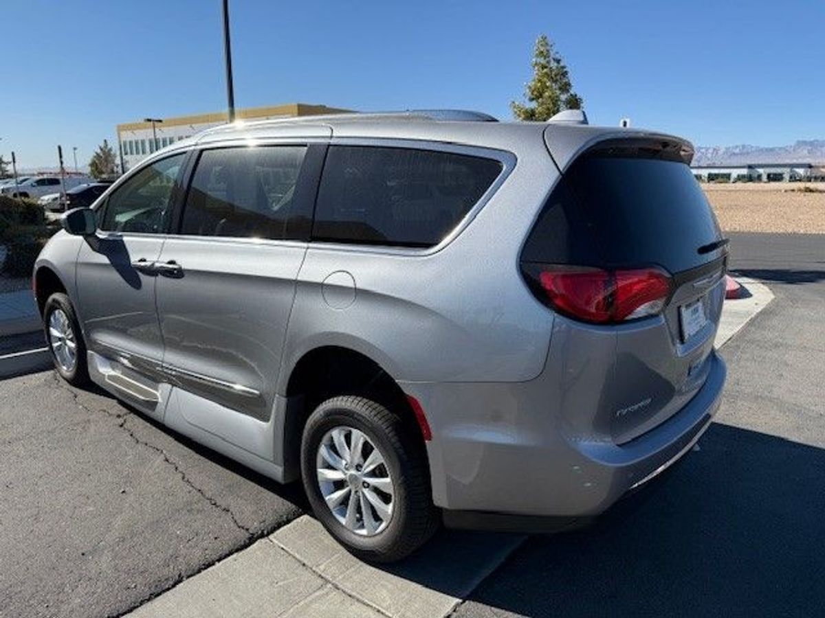 Silver Chrysler Pacifica image number 14