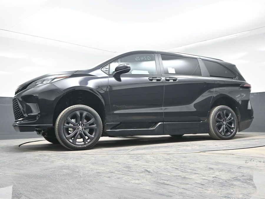 Black Toyota Sienna image number 19