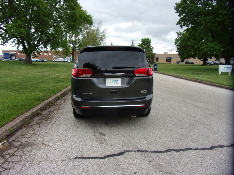 Grey Chrysler Pacifica image number 5
