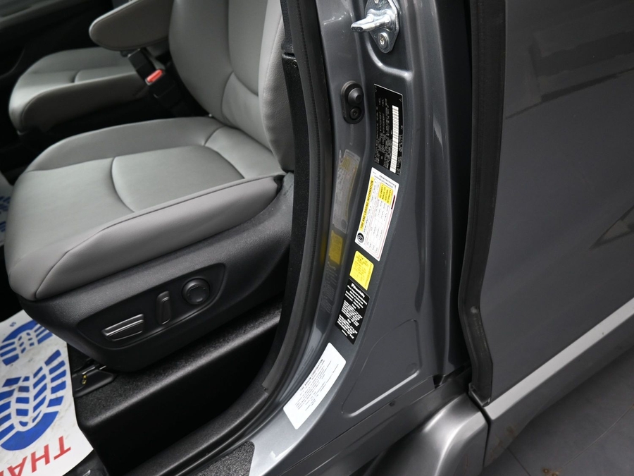 Grey Toyota Sienna image number 13