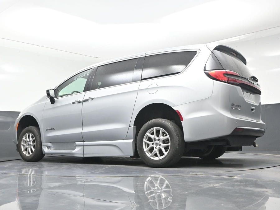 Silver Chrysler Pacifica image number 14