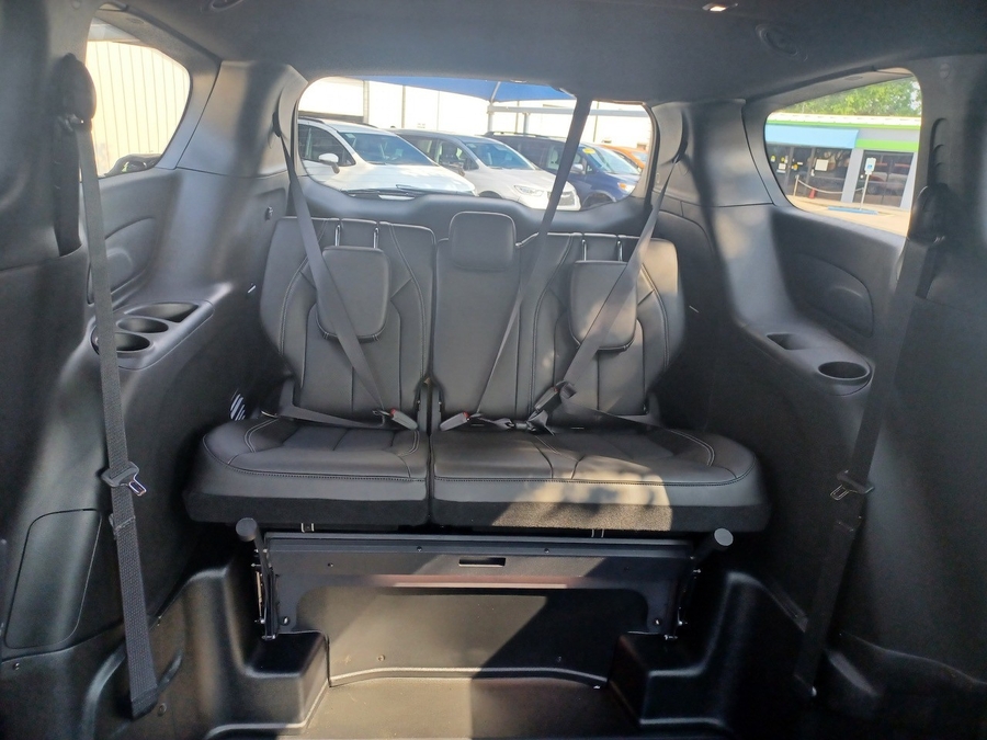Silver Chrysler Pacifica image number 18