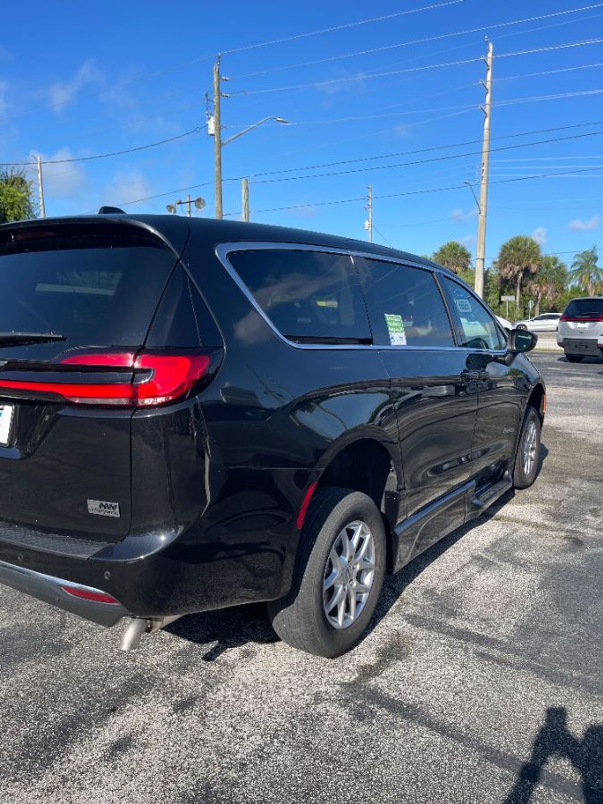 Black Chrysler Pacifica image number 5