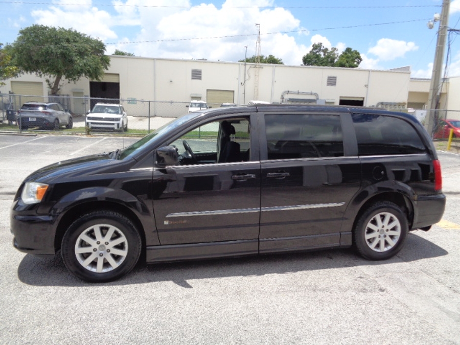 Used 2014 Chrysler Town and Country Touring - BraunAbility Side Entry Entry Fold Out Automatic Ramp
