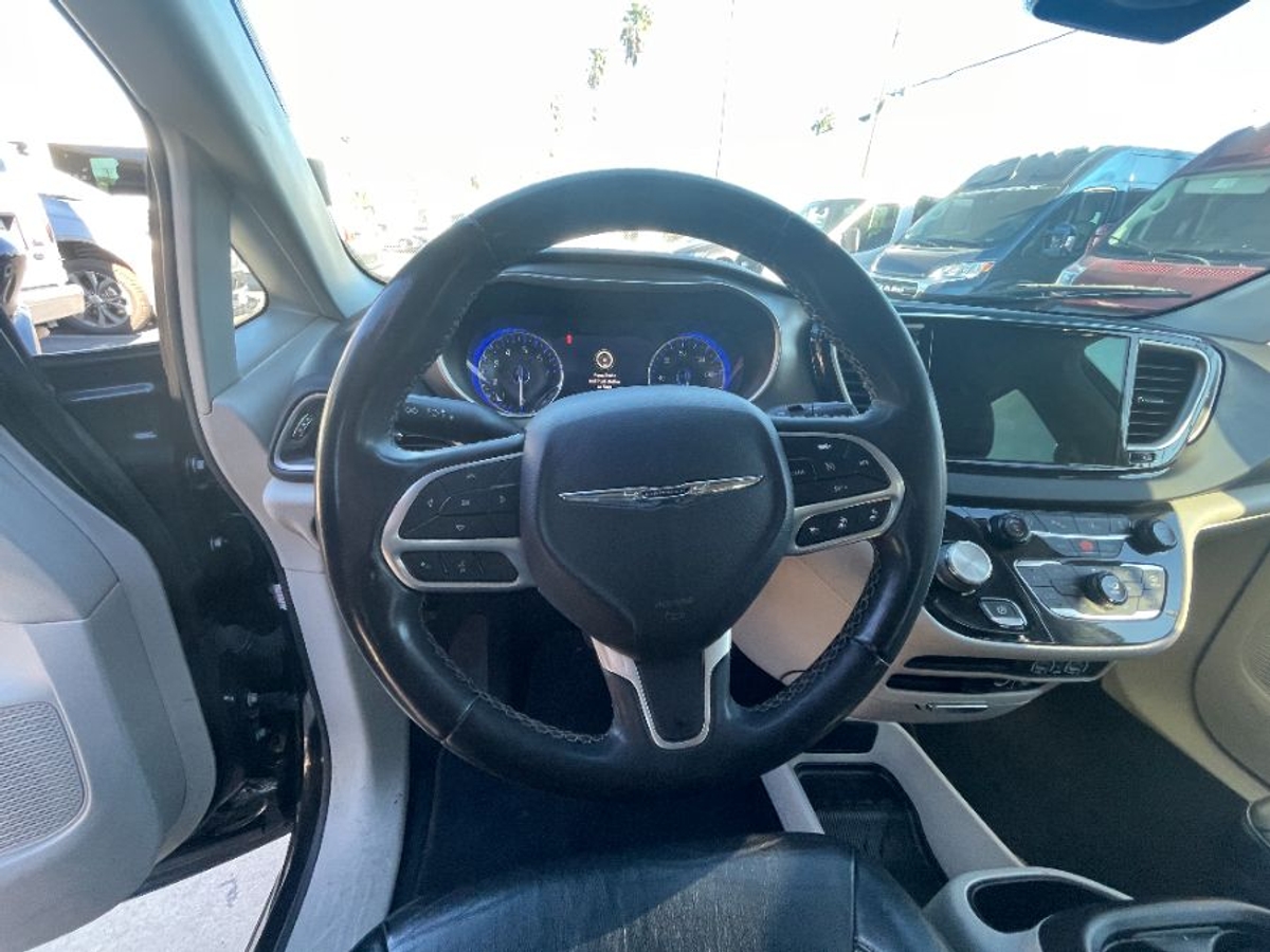 Black Chrysler Pacifica image number 10