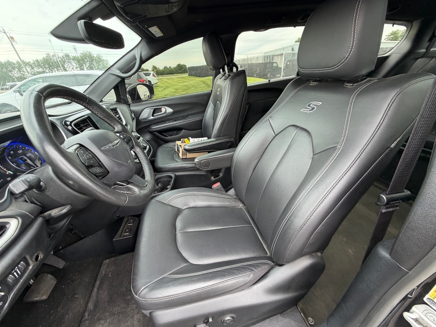 Black Chrysler Pacifica image number 16