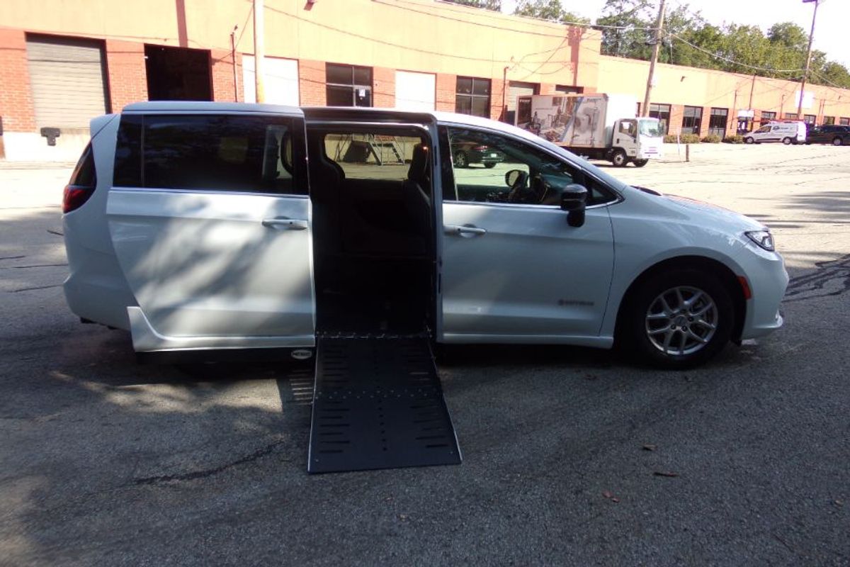 2024 CHRYSLER PACIFICA - Image 1