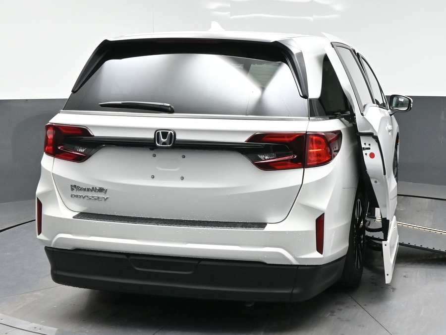 White Honda Odyssey image number 5
