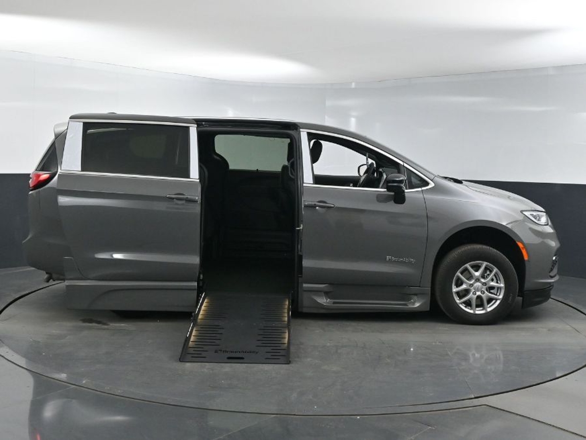 2025 CHRYSLER PACIFICA - Image 8