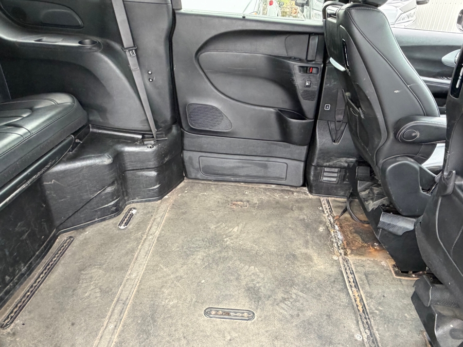 Black Chrysler Pacifica image number 13