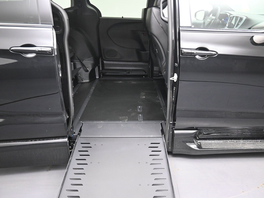 New 2026 Chrysler Pacifica Select Sport - BraunAbility Side Entry In Floor Automatic Ramp