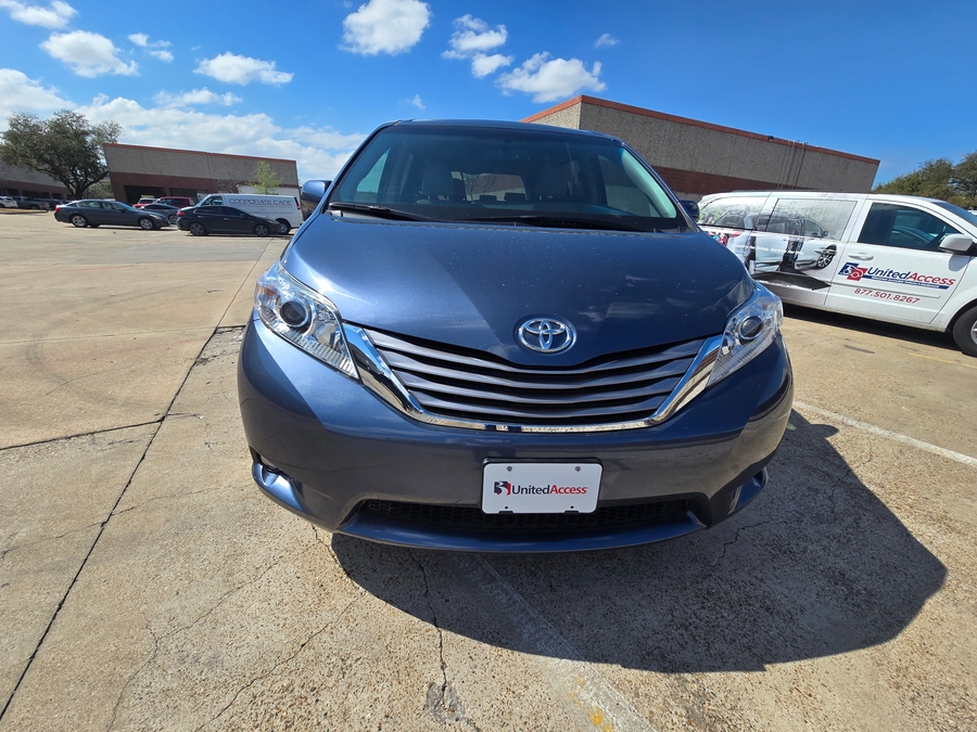 Used 2017 Toyota Sienna XLE - BraunAbility Side Entry Entry Fold Out Automatic Ramp