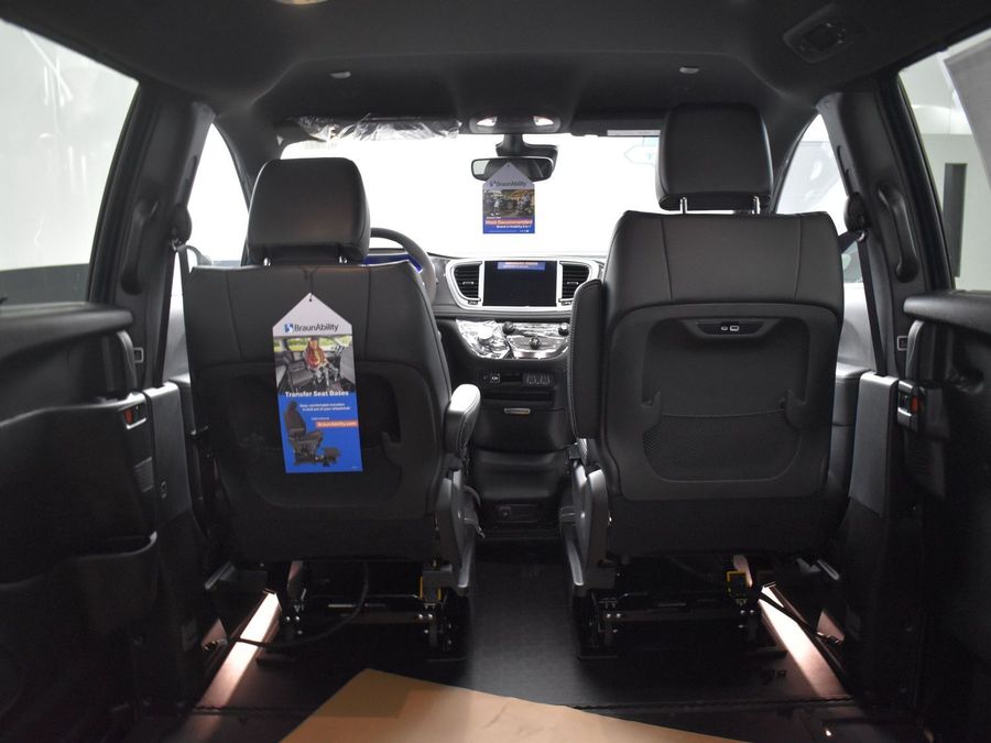 New 2025 Chrysler Pacifica Select Safety - BraunAbility Side Entry Entry In Floor Automatic Ramp