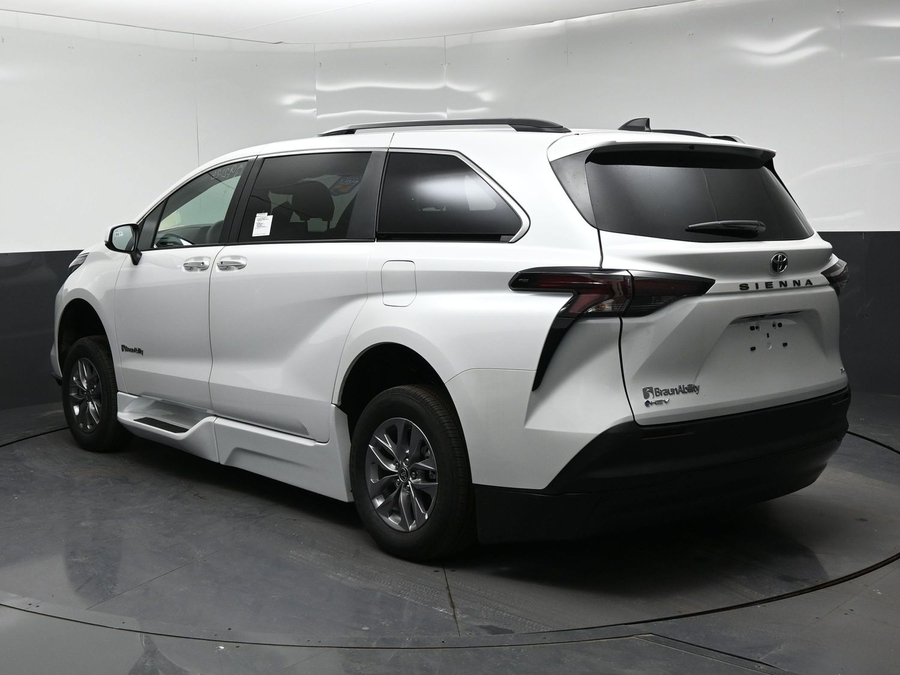 White Toyota Sienna image number 1