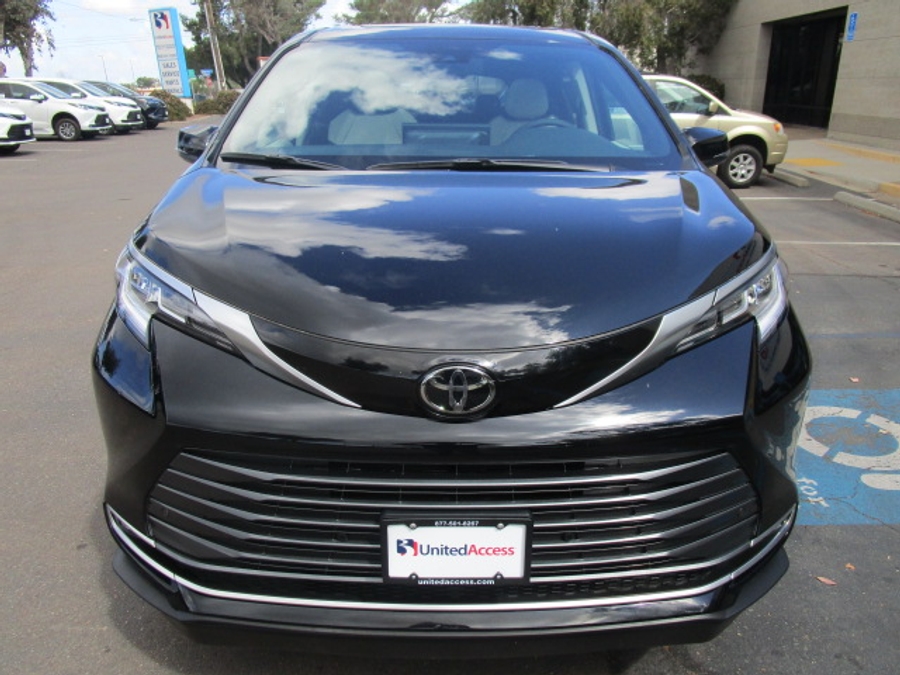 New 2026 Toyota Sienna Hybrid Limited - BraunAbility Side Entry Entry Fold Out Automatic Ramp