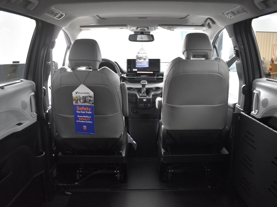 New 2025 Toyota Sienna Hybrid XLE Base - BraunAbility Side Entry Entry Fold Out Automatic Ramp