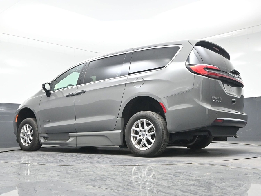 Used 2025 Chrysler Pacifica Select - BraunAbility Side Entry Entry Fold Out Automatic Ramp