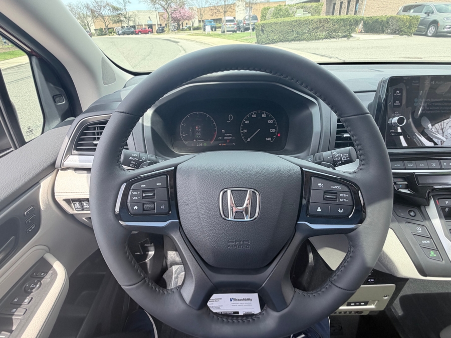 Red Honda Odyssey image number 19
