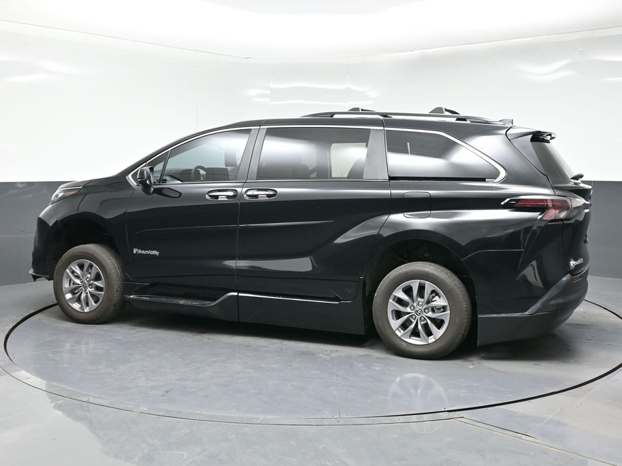Used 2023 Toyota Sienna Hybrid XLE - BraunAbility Side Entry Entry Fold Out Automatic Ramp