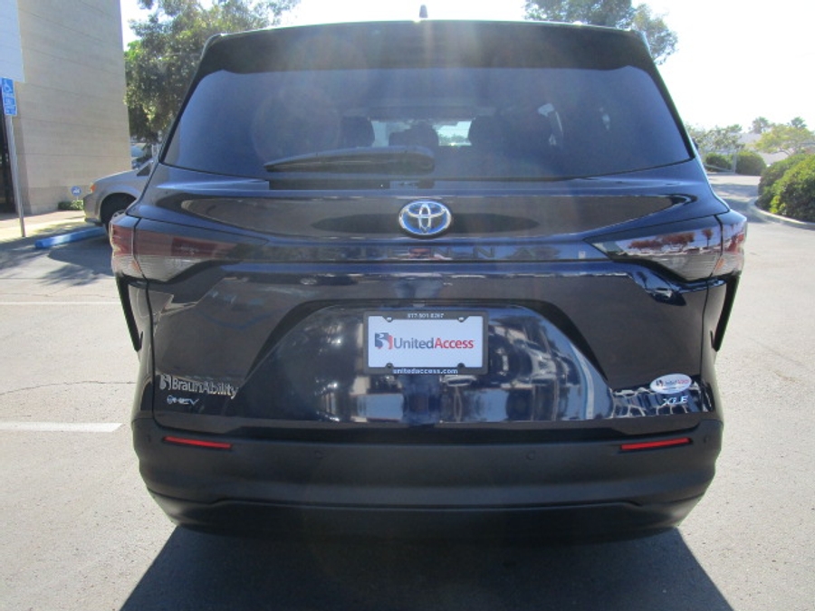 New 2025 Toyota Sienna Hybrid XLE Plus - BraunAbility Side Entry Entry In Floor Automatic Ramp