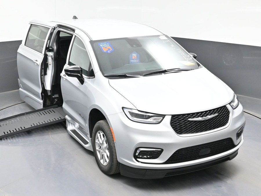 Silver Chrysler Pacifica image number 19