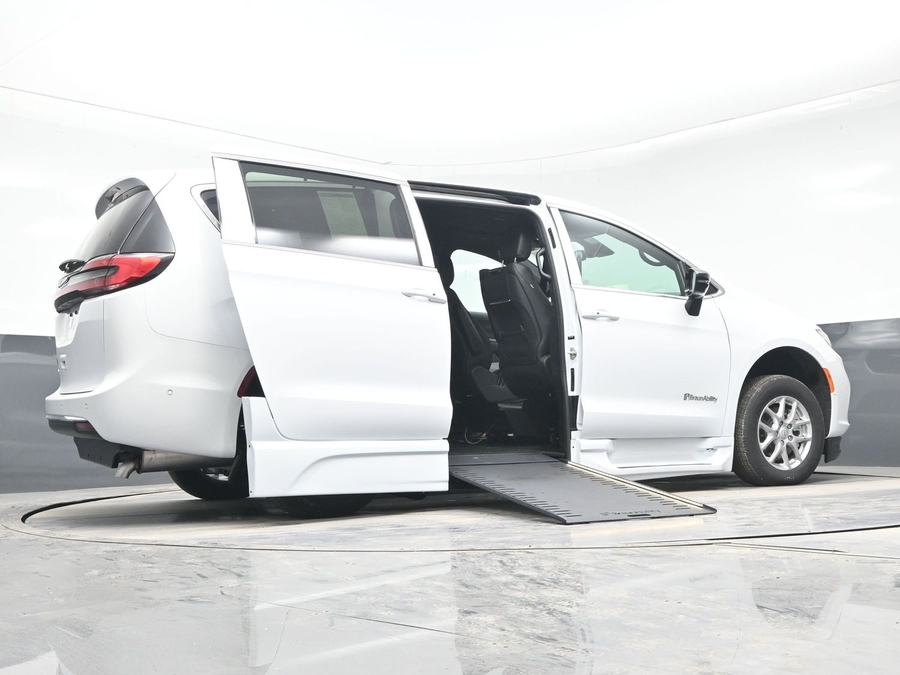 White Chrysler Pacifica image number 21