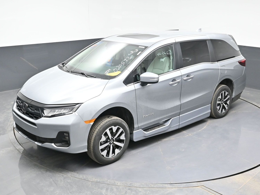 Silver Honda Odyssey image number 23