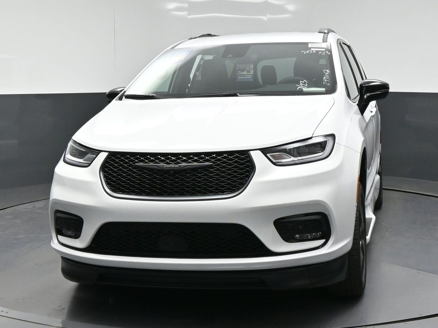 White Chrysler Voyager image number 30
