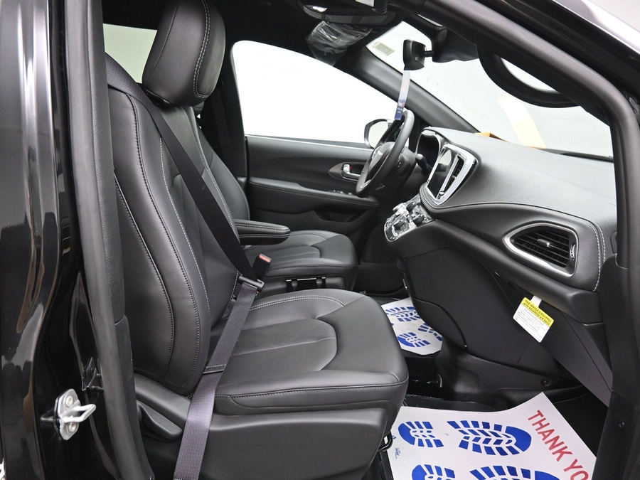 Black Chrysler Pacifica image number 8