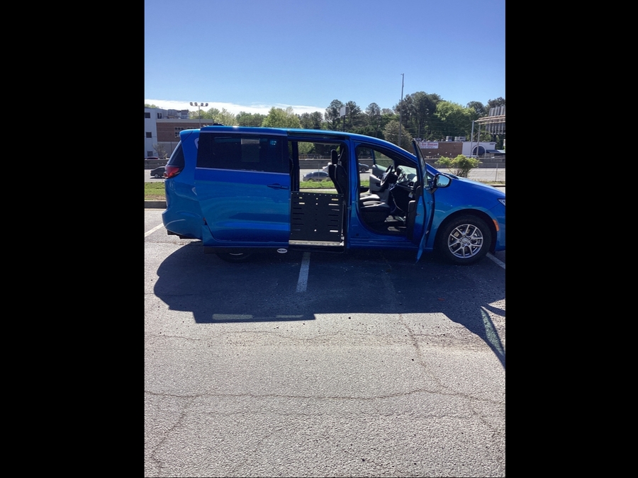 Blue Chrysler Pacifica image number 6